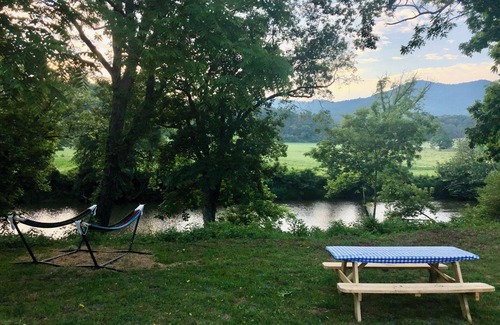 Clyde House | River view, beautiful, peaceful, private 2 bed/2 bath. 20 miles to Ashville