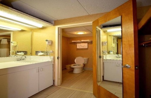Somerset Hotel | River-view Room, 2 Queen Beds with Jetted tub and Balcony