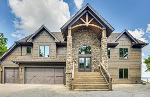 Peru House | River Views and Wraparound Deck Dubuque Getaway