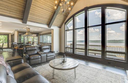 Peru House | River Views and Wraparound Deck Dubuque Getaway