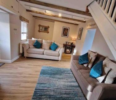Llanedy House | Riverbank Cottage, Dog Friendly. Swansea, Llanelli