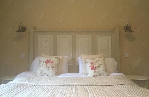 Tallanstown House | Riverbank, Country Pub and Guesthouse