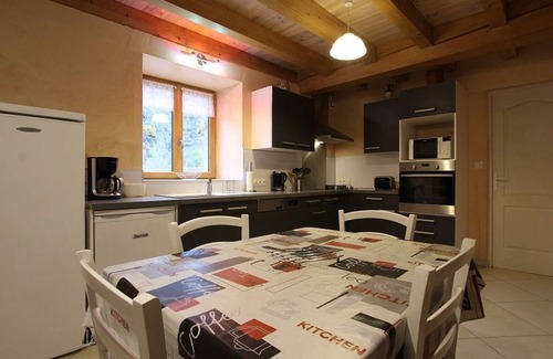 Saint-Julien-des-Chazes Cottage | Riverfront Retreat with Spacious Rooms & Terrace - Ideal for Families and Adventurers