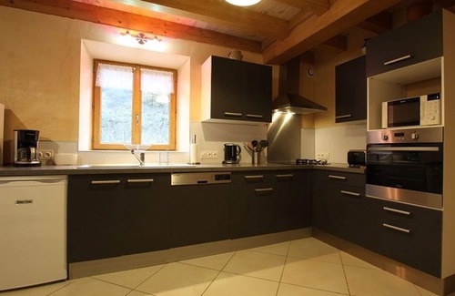 Saint-Julien-des-Chazes Cottage | Riverfront Retreat with Spacious Rooms & Terrace - Ideal for Families and Adventurers