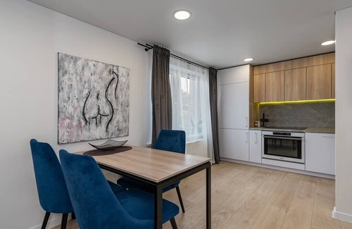Old Town Apartment | Riverfront 2BD Old Town Apartment by Hostlovers