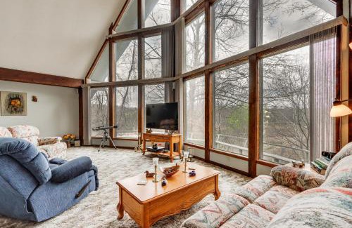 Treece House | Riverfront Baxter Springs Home with Deck and Grill!