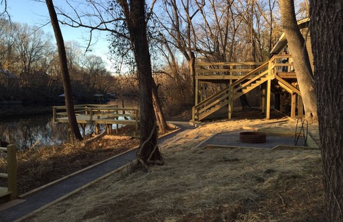 Wilburn Cabin | Riverfront Cabin on Exclusive Jon's Pocket!