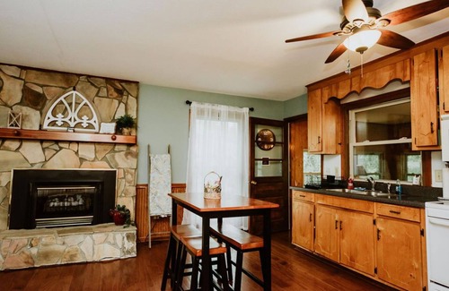 Mountain Rest House | Riverfront cabin on Chauga River "Boarhogs Place"