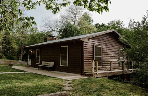 Mountain Rest House | Riverfront cabin on Chauga River "Boarhogs Place"