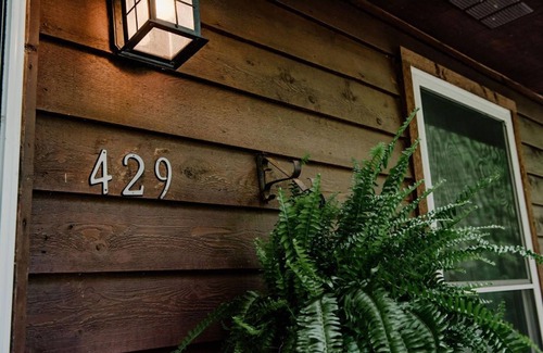 Mountain Rest House | Riverfront cabin on Chauga River "Boarhogs Place"