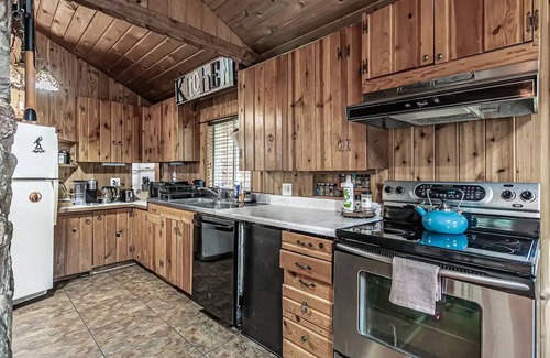 Enumclaw Cabin | Riverfront Cabin w/Hot Tub : Near Mt. Rainier Sunrise entrance