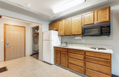 Orchard District Cottage | Riverfront Cottage along the Deschutes River with Pool and Hot Tub Access!