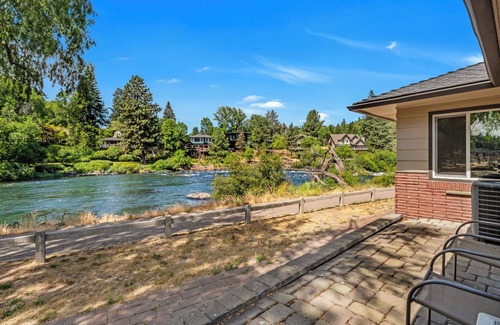 Orchard District Cottage | Riverfront Cottage along the Deschutes River with Pool and Hot Tub Access!