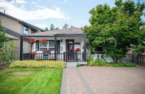 Old Bend House | RIVERFRONT COTTAGE EPIC WALKABLE LOCATION ON RIVER