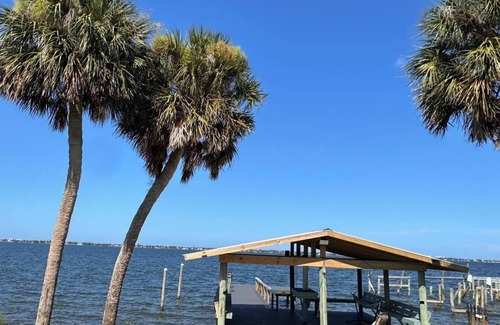 Tropic House | Riverfront Cozy 1-bedroom A