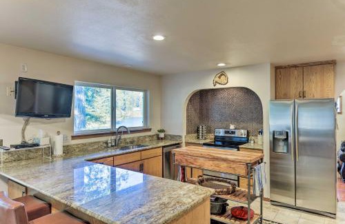 Crescent City House | Riverfront Crescent City Home, 8 Mi to Beach!