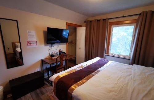 Banff Bed & Breakfast | Riverfront Estate Bed&Breakfast Banff