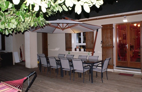Treves House | Riverfront house with swimming pool and magnificent view of the mountains and cliffs.