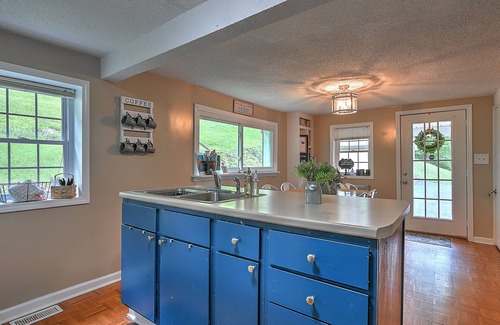 Abingdon House | Riverfront - Kayaks & Canoes - King Suite - Wi-Fi - Pet Friendly