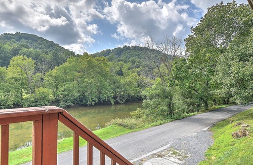 Abingdon House | Riverfront - Kayaks & Canoes - King Suite - Wi-Fi - Pet Friendly
