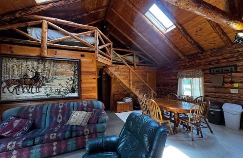 Crystal Falls House | Riverfront Loft 6