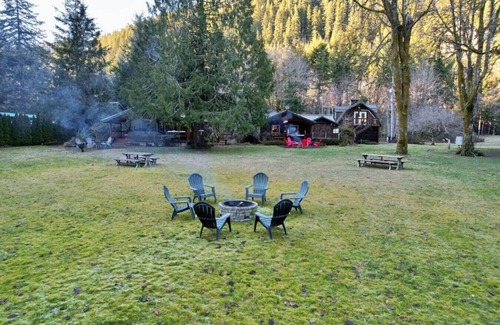 Beaver Apartment | Riverfront Loft Retreat w/BBQ & Fire Pit