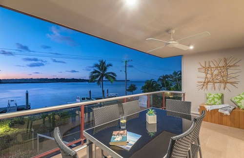 Noosaville Apartment | Riverfront Luxury on Gympie Tce free use of bikes and kayaks, Holiday Bliss!