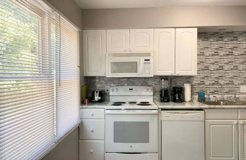 Yorkville Apartment | Riverfront/RW Waterpark/Kayak & Canoe/Fishing/Free WIFI/Comfy beds