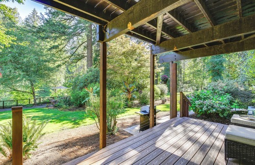 Sandy Apartment | Riverfront Sandy Retreat, Fish & Kayak On-site