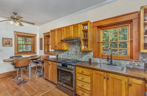 Gardiner House | Riverfront stone cottagenPrivate dock & boatsnPersonal spanprivate resort
