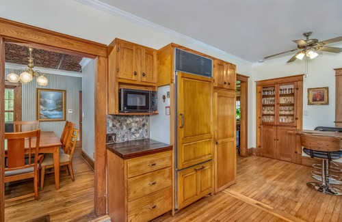 Gardiner House | Riverfront stone cottagenPrivate dock & boatsnPersonal spanprivate resort