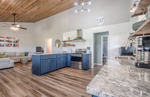 Glenwood House | Riverfront with spectacular Mountain View’s