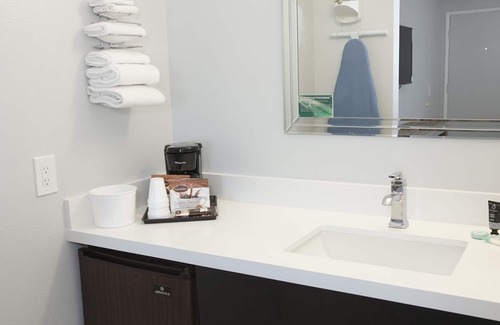 Mission Valley West Hotel | Riverleaf Inn Mission Valley