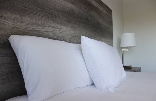 Mission Valley West Hotel | Riverleaf Inn Mission Valley