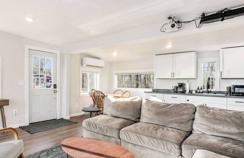Belmont House | River’s Edge Retreat Cozy Waterfront Getaway - Waterfront for your city stay!