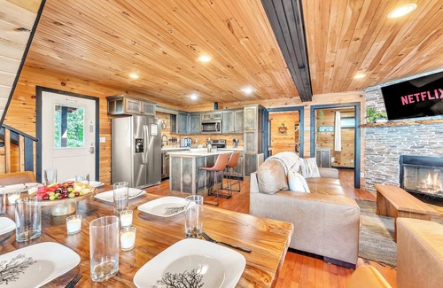 South Pittsburg Cabin | Rivers Ledge Cabin with breathtaking views, hot tub, & indoor pool!