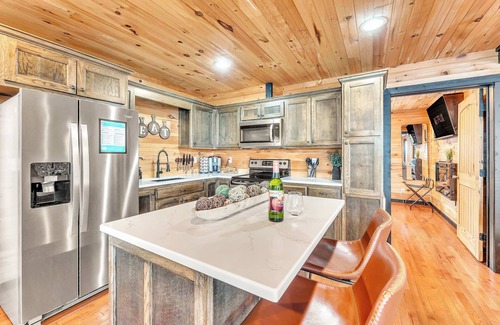 South Pittsburg Cabin | Rivers Ledge Cabin with breathtaking views, hot tub, & indoor pool!