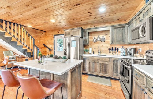South Pittsburg Cabin | Rivers Ledge Cabin with breathtaking views, hot tub, & indoor pool!