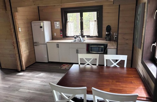 Bracebridge Cabin | Riverside cabin in the woods
