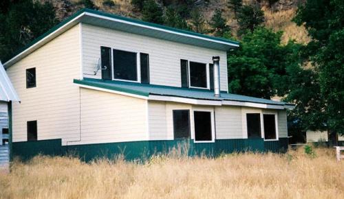 Cascade House | Riverside Cabin with Rare Claw-Foot Bathtub, Montana