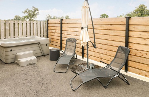 Scropton Cottage | RIVERSIDE COTTAGE, pet friendly, with hot tub in Hatton, Derbyshire