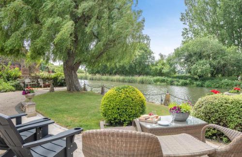 Wareham House | Riverside Cottage - Wareham