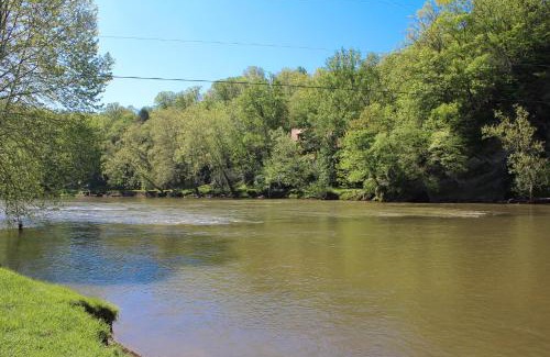 Grassy Creek House | Riverside Escape