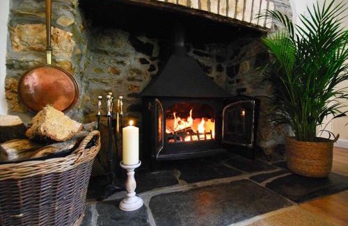 Bodmin House | Riverside farm cottage on private wildlife estate 3-bedrooms