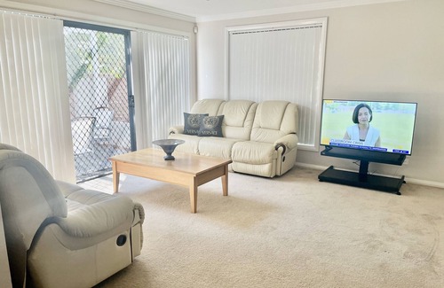 Emu Plains Villa | Riverside Gardens, pet friendly