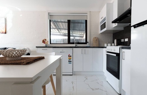 Riverside Apartment | Riverside Gem with Parking & WiFi