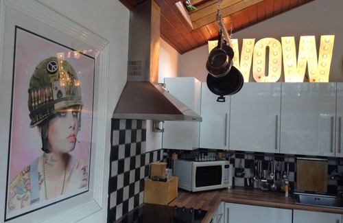 Wraysbury House | Riverside home, Hot Tub/Sauna, Nr Legoland & Wakeboarding www. liquidleisure.com