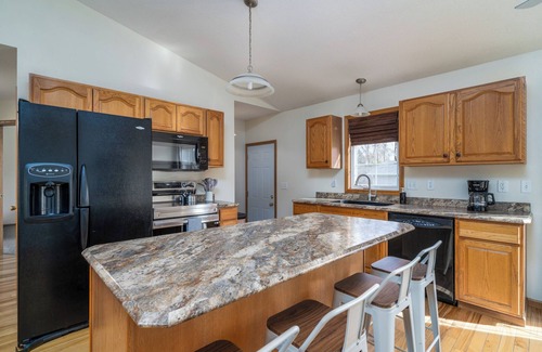 East Grand Forks House | Riverside Retreat - Greenway Escape with 4 bedrooms and 2 bathrooms