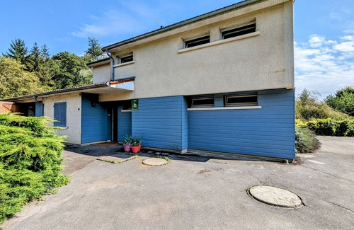 Haironville Cottage | Riverside Retreat: Heated Pool, Tennis, 5 Bedrooms, Private Parking