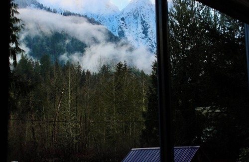 Gold Bar Cabin | Riverside Retreat Hot Tub Sauna Yards Firepits Gazebo and Stunning Views. + Pets
